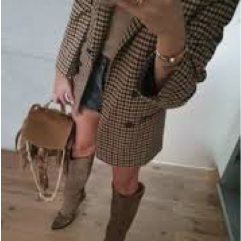 Stylish Houndstooth Coat with Tan Accessories